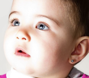 Bebé bonita con sus pendientes recién puestos